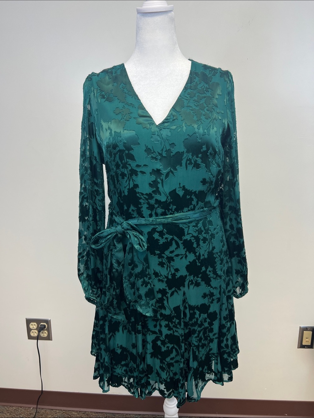 WHBM Women's Green Midi V-Neck Long Sleeve Elegant Holiday Foral Dress Size 8